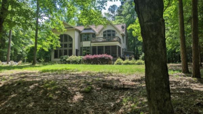 Beautiful Custom-built, Lodge-like Kerr Lake Home, non-smoking